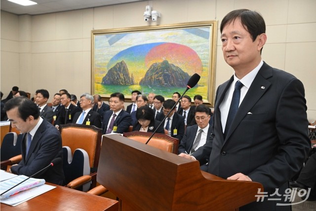 '사실상 청문회' 된 첫 국감···이찬진 금감원장, 금융보안·다주택 공세에 진땀(종합)
