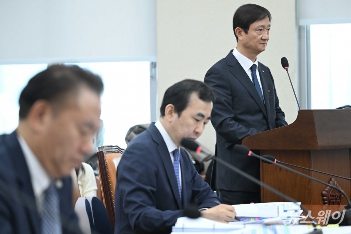 이찬진 금융감독원장이 21일 오후 서울 여의도 국회 정무위원회에서 열린 금윰감독원-예금보험공사-서민금융진흥원에 대한 2025년도 국정감사에서 의원의 질문을 경청하고 있다. 사진=강민석 기자 kms@newsway.co.kr