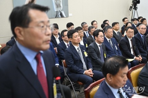 윤정식 KT텔레캅 사외이사 바라보는 김영섭과 유영상 대표