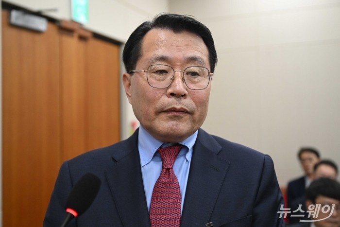 윤정식 KT텔레캅 사외이사가 21일 오후 서울 여의도 국회 과학기술정보방송통신위원회에서 열린 정보통신산업진흥원-소프트웨어정책연구소-한국인터넷진흥원 등에 대한 2025년도 국정감사에 참고인으로 출석해 의원의 질문을 경청하고 있다. 사진=강민석 기자 kms@newsway.co.kr