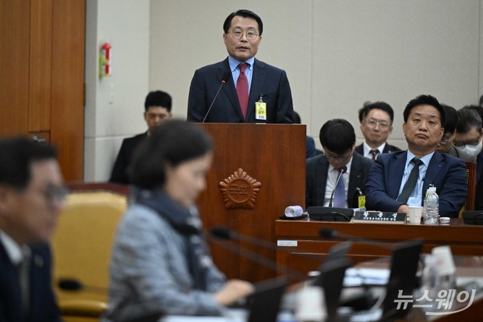 윤정식 KT텔레캅 사외이사가 21일 오후 서울 여의도 국회 과학기술정보방송통신위원회에서 열린 정보통신산업진흥원-소프트웨어정책연구소-한국인터넷진흥원 등에 대한 2025년도 국정감사에 참고인으로 출석해 의원의 질문에 답변을 하고 있다. 사진=강민석 기자 kms@newsway.co.kr