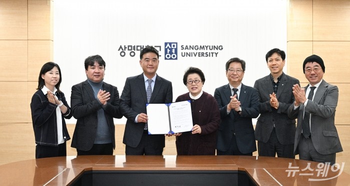 (왼쪽 세 번째)이호재 한국사진기자협회장과 (오른쪽 네 번째)김종희 상명대학교 총장이 20일 오후 서울 종로구 상명대학교에서 한국사진기자협회와 상명대학교 대학원 간 상호협력에 관한 업무협약을 체결한 뒤 기념촬영을 하고 있다. 사진=사진공동취재단
