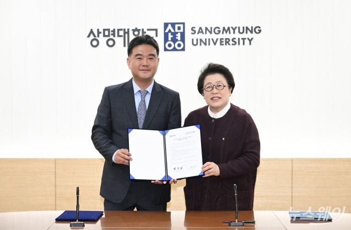 (왼쪽)이호재 한국사진기자협회장과 김종희 상명대학교 총장이 20일 오후 서울 종로구 상명대학교에서 한국사진기자협회와 상명대학교 대학원 간 상호협력에 관한 업무협약을 체결한 뒤 기념촬영을 하고 있다. 사진=사진공동취재단