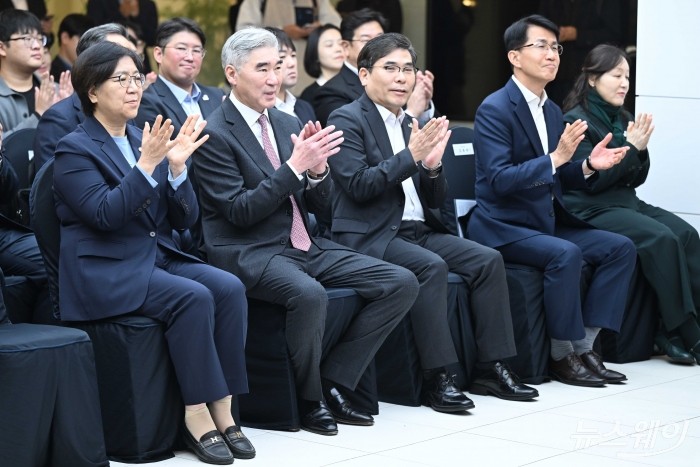 (왼쪽)정은경 보건복지부 장관과 성 김 현대자동차그룹 사장을 비롯한 내빈들이 22일 오전 서울 중구 사랑의열매 사회복지공동모금회 별관에서 열린 학대피해아동 보호를 위한 '아이케어' 사업 업무협약식에서 박수를 치고 있다. 사진=강민석 기자 kms@newsway.co.kr