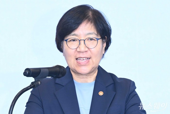 정은경 보건복지부 장관이 22일 오전 서울 중구 사랑의열매 사회복지공동모금회 별관에서 열린 학대피해아동 보호를 위한 '아이케어' 사업 업무협약식에서 축사를 하고 있다. 사진=강민석 기자 kms@newsway.co.kr