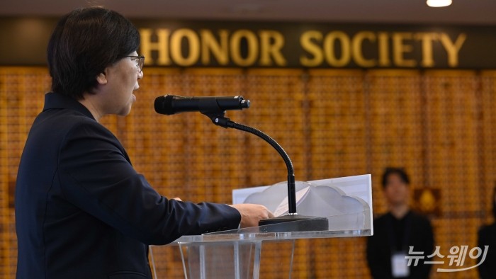 정은경 보건복지부 장관이 22일 오전 서울 중구 사랑의열매 사회복지공동모금회 별관에서 열린 학대피해아동 보호를 위한 '아이케어' 사업 업무협약식에서 축사를 하고 있다. 사진=강민석 기자 kms@newsway.co.kr