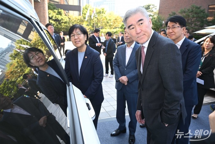 (뒷 왼쪽 첫 번째)정은경 보건복지부 장관과 (앞 중앙)성 김 현대자동차그룹 사장을 비롯한 내빈들이 22일 오전 서울 중구 사랑의열매 사회복지공동모금회 별관 밖에 마련된 신형 기아 카니발 '아이케어카'에서 열린 학대피해아동 보호를 위한 '아이케어' 사업 업무협약식에서 차량을 살펴보고 있다. (뒷 오른쪽 첫 번째)김동욱 현대차 부사장. 사진=강민석 기자 kms@newsway.co.kr