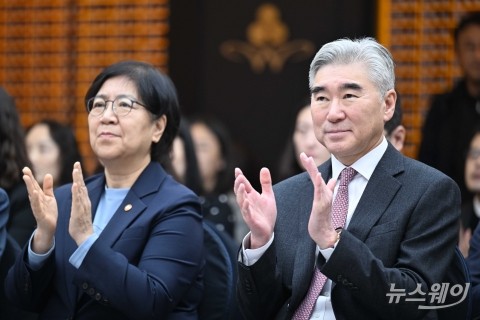 '아동보호체계 강화'에 웃음 머금고 박수 치는 정은경 장관과 성 김 사장