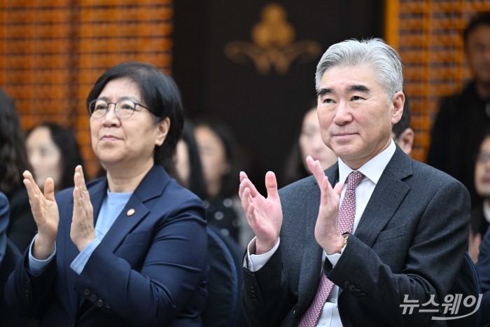 (왼쪽)정은경 보건복지부 장관과 성 김 현대자동차그룹 사장이 22일 오전 서울 중구 사랑의열매 사회복지공동모금회 별관에서 열린 학대피해아동 보호를 위한 '아이케어' 사업 업무협약식에서 미소를 머금고 박수를 치고 있다. 사진=강민석 기자 kms@newsway.co.kr