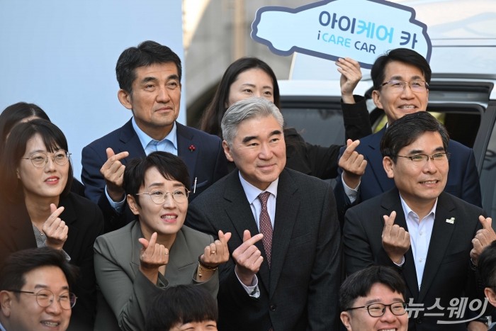 성 김 현대자동차그룹 사장을 비롯한 내빈들이 22일 오전 서울 중구 사랑의열매 사회복지공동모금회 별관 밖에 마련된 신형 현대차 스타리아·신형 기아 카니발 '아이케어카'에서 열린 학대피해아동 보호를 위한 '아이케어' 사업 업무협약식에서 기념촬영을 하고 있다. 사진=강민석 기자 kms@newsway.co.kr