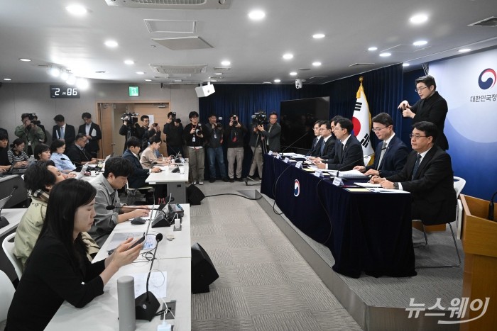 배경훈 과학기술부총리 겸 과학기술정보통신부 장관이 22일 오후 서울 종로구 정부서울청사에서 범부처 정보보호 종합대책 합동 발표를 하고 있다. 사진=강민석 기자 kms@newsway.co.kr