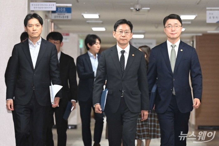 배경훈 과학기술부총리 겸 과학기술정보통신부 장관이 22일 오후 서울 종로구 정부서울청사에서 범부처 정보보호 종합대책 합동에서 발표를 하기 위해 발표장으로 이동하고 있다. 사진=강민석 기자 kms@newsway.co.kr
