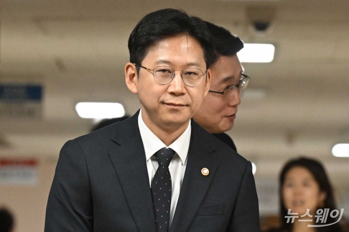 배경훈 과학기술부총리 겸 과학기술정보통신부 장관이 22일 오후 서울 종로구 정부서울청사에서 범부처 정보보호 종합대책 합동에서 발표를 하기 위해 발표장으로 이동하고 있다. 사진=강민석 기자 kms@newsway.co.kr