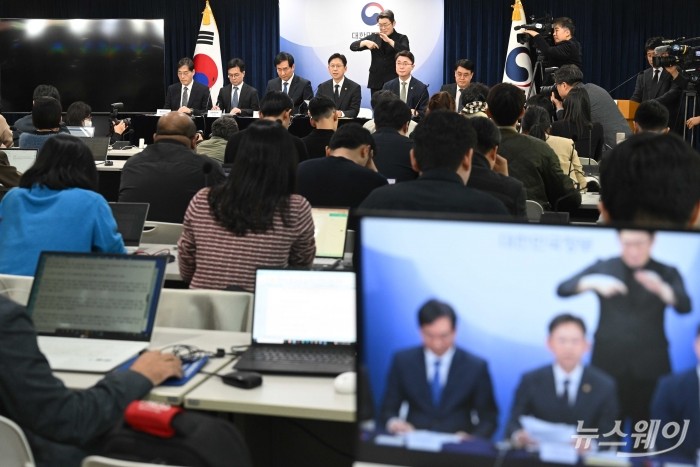 배경훈 과학기술부총리 겸 과학기술정보통신부 장관이 22일 오후 서울 종로구 정부서울청사에서 범부처 정보보호 종합대책 합동 브리핑에서 발표를 하고 있다. 사진=강민석 기자 kms@newsway.co.kr