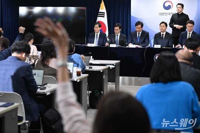 '범부처 정보보호 종합대책' 질문 받는 배경훈 부총리