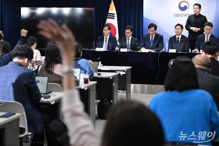 배경훈 과학기술부총리 겸 과학기술정보통신부 장관이 22일 오후 서울 종로구 정부서울청사에서 범부처 정보보호 종합대책 합동에서 취재진의 질문을 받고 있다. 사진=강민석 기자 kms@newsway.co.kr