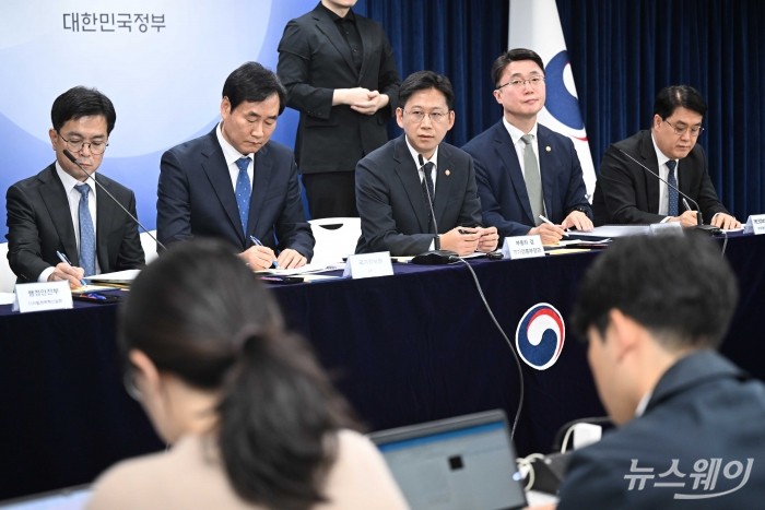 배경훈 과학기술부총리 겸 과학기술정보통신부 장관이 22일 오후 서울 종로구 정부서울청사에서 범부처 정보보호 종합대책 합동에서 취재진의 질문에 답변을 하고 있다. 사진=강민석 기자 kms@newsway.co.kr