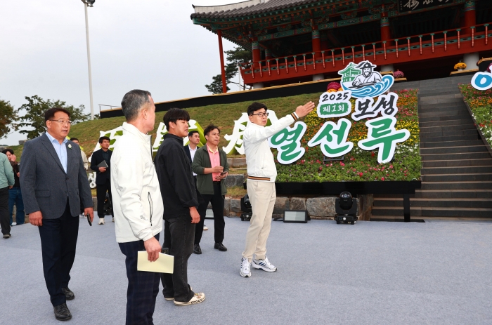 김철우 보성군수가 '보성 열선루 이순신 역사문화축제'를 앞두고 현장점검을 하고 있다.