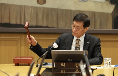 한은, 기준금리 연 2.5% 동결···&quot;환율·부동산 불안, 금융안정 우선&quot;