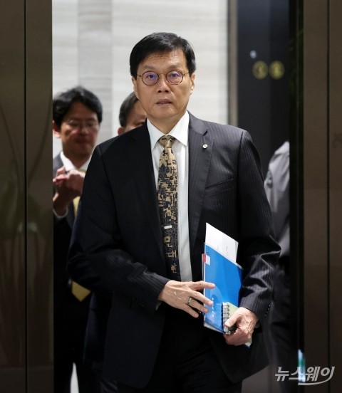 이창용 한은 총재 &quot;통화완화 사이클 유지···방향 전환, 새 데이터 따라&quot;