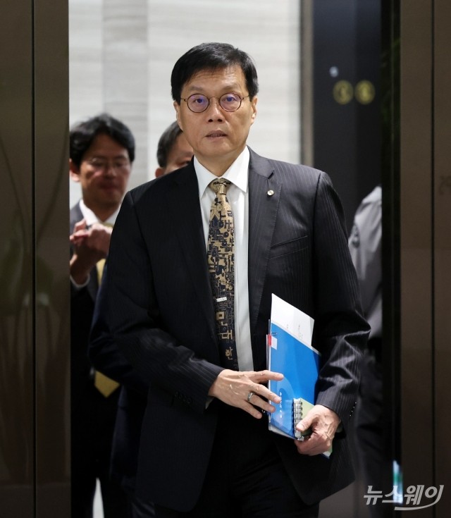 이창용 한은 총재 "통화완화 사이클 유지···방향 전환, 새 데이터 따라"