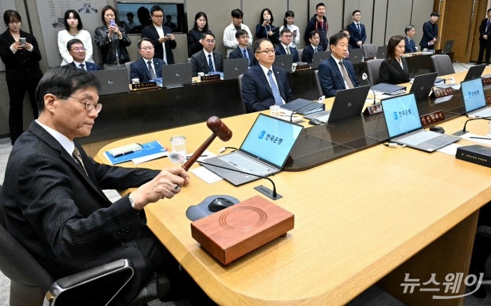 이창용 한국은행 총재가 23일 오전 서울 중구 한국은행 본관에서 열린 금융통화위원회 본회의에서 의사봉을 두드리고 있다. 2025.10.23 사진공동취재단 사진=사진공동취재단