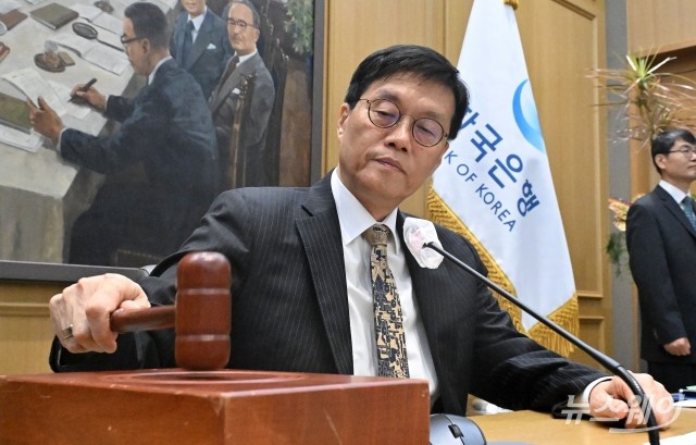 이창용 총재 "통화정책만으로 집값 못 잡아···금리인하 사이클 유지"(종합)