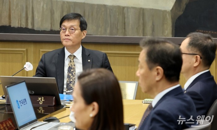 이창용 한국은행 총재가 23일 오전 서울 중구 한국은행 본관에서 금융통화위원회 본회의를 주재하고 있다. 2025.10.23 사진공동취재단 사진=사진공동취재단