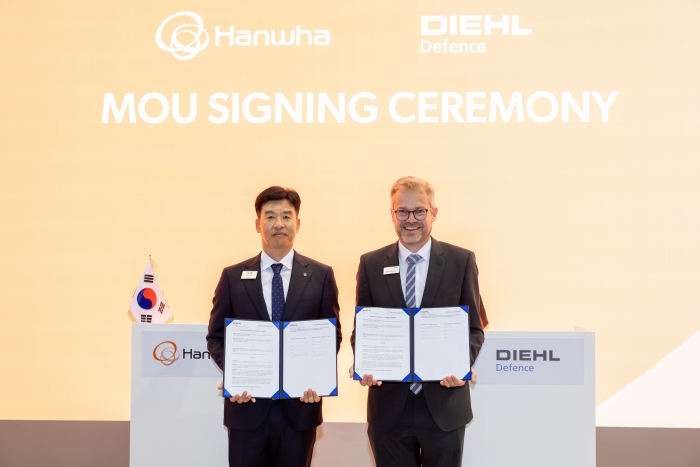 한화시스템과 딜디펜스(Diehl Defence)가 21일 '아이리스-T SLM 내 다기능레이다(MFR) 공급을 위한 사업협력 MOU'를 체결했다. 사진=한화시스템 제공