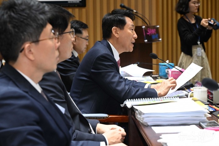 오세훈 서울시장이 23일 오전 서울시청에서 열린 국회 행정안전위원회의 서울특별시에 대한 2025년도 국정감사에서 의원의 질문에 답변을 하고 있다. 사진=강민석 기자 kms@newsway.co.kr