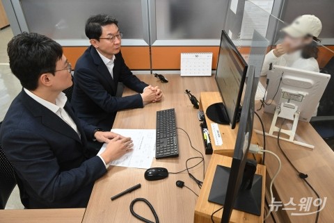 서민금융통합지원센터 찾아 채무자 고충 듣는 이억원 금융위원장