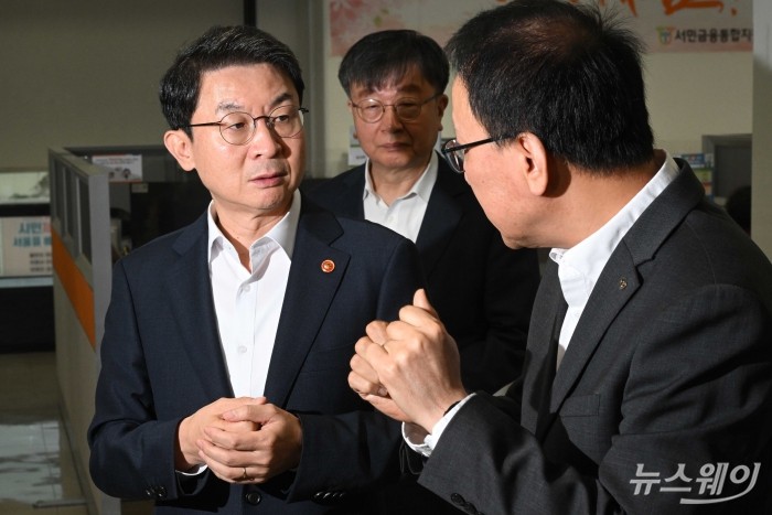 (왼쪽)이억원 금융위원장이 23일 오전 서울 중구 서민금융통합지원센터에서 열린 정책서민금융·채무조정 현장간담회에서 앞서 현장을 살펴보며 관계자로부터 설명을 경청하고 있다. 사진=강민석 기자 kms@newsway.co.kr