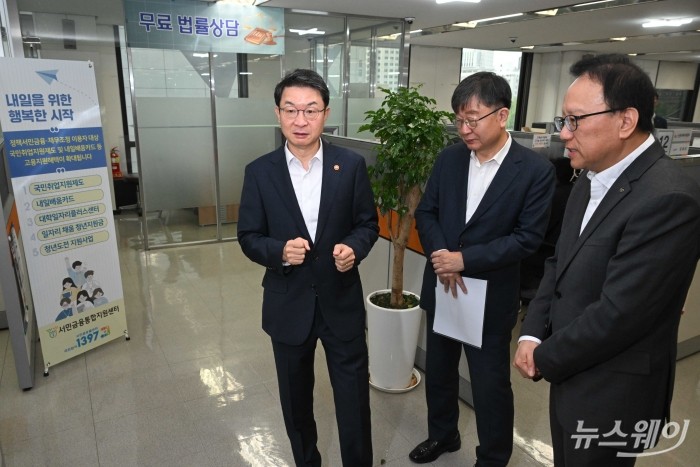 (왼쪽 첫 번째)이억원 금융위원장과 (오른쪽 두 번째)이재연 신용회복위원회 위원장이 23일 오전 서울 중구 서민금융통합지원센터에서 열린 정책서민금융·채무조정 현장간담회에 앞서 현장을 살펴보고 있다. 사진=강민석 기자 kms@newsway.co.kr