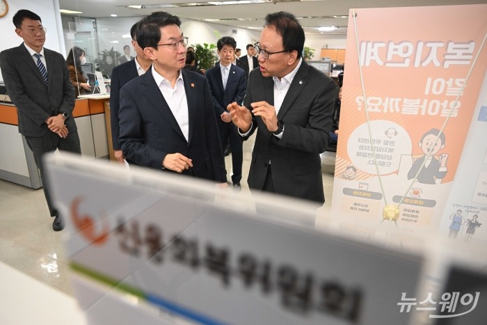 (왼쪽)이억원 금융위원장이 23일 오전 서울 중구 서민금융통합지원센터에서 열린 정책서민금융·채무조정 현장간담회에 앞서 현장을 살펴보며 관계자로부터 설명을 경청하고 있다. 사진=강민석 기자 kms@newsway.co.kr