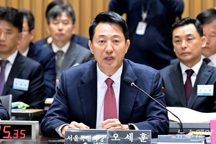 오세훈 서울시장이 23일 오전 서울시청에서 열린 국회 행정안전위원회의 서울특별시에 대한 2025년도 국정감사에서 의원의 질문에 답변을 하고 있다. 사진=강민석 기자 kms@newsway.co.kr
