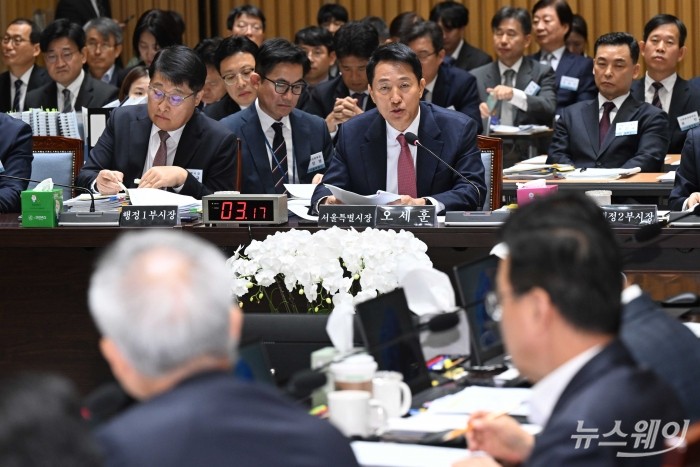 오세훈 서울시장이 23일 오전 서울시청에서 열린 국회 행정안전위원회의 서울특별시에 대한 2025년도 국정감사에서 의원의 질문에 답변을 하고 있다. 사진=강민석 기자 kms@newsway.co.kr