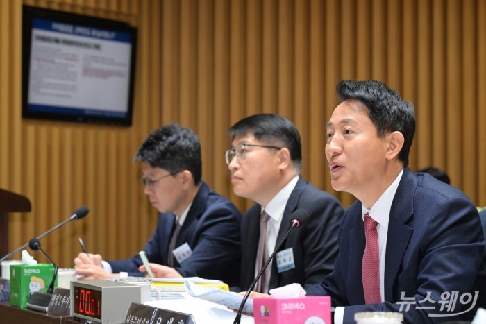 오세훈 서울시장이 23일 오전 서울시청에서 열린 국회 행정안전위원회의 서울특별시에 대한 2025년도 국정감사에서 의원의 질문에 답변을 하고 있다. 사진=강민석 기자 kms@newsway.co.kr