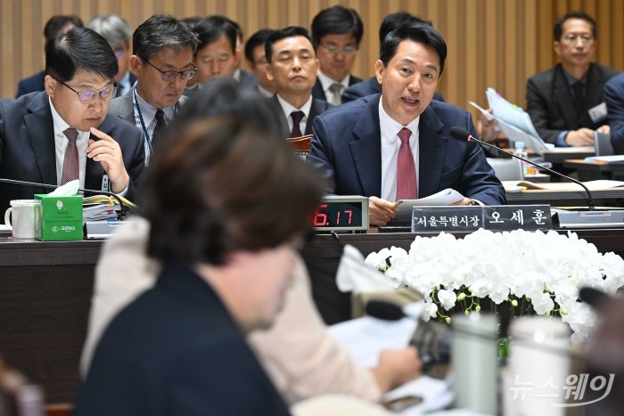 오세훈 서울시장이 23일 오전 서울시청에서 열린 국회 행정안전위원회의 서울특별시에 대한 2025년도 국정감사에서 의원의 질문에 답변을 하고 있다. 사진=강민석 기자 kms@newsway.co.kr