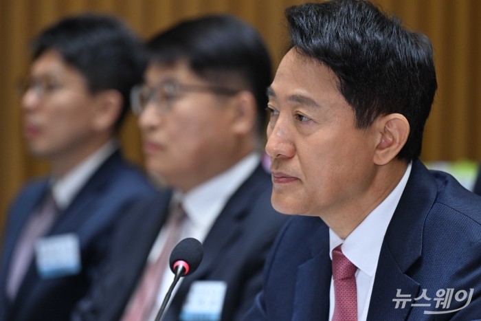 오세훈 서울시장이 23일 오전 서울시청에서 열린 국회 행정안전위원회의 서울특별시에 대한 2025년도 국정감사에서 의원의 질문을 경청하고 있다. 사진=강민석 기자 kms@newsway.co.kr