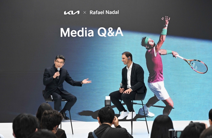 송호성 기아 사장과 라파엘 나달이 파트너십 연장 조인식 미디어 Q&A 세션에서 답변하고 있다. 사진=기아 제공