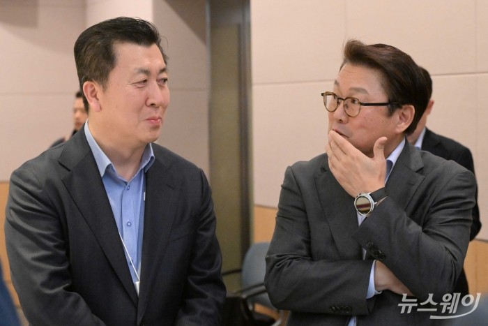 (오른쪽)박승희 삼성전자 사장과 윤형조 SK수펙스추구협의회 부사장이 23일 오후 서울 여의도 한국경제인협회에서 열린 대·중소기업간 동반성장을 위한 대기업과의 간담회에 앞서 대화를 하고 있다. 사진=강민석 기자 kms@newsway.co.kr