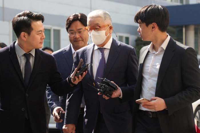 정도원 삼표그룹 회장(가운데)이 지난해 4월, 경기도 의정부시 가능동 의정부지방법원에 도착해 법정으로 이동하며 취재진의 질문을 받고 있다. 사진=연합뉴스