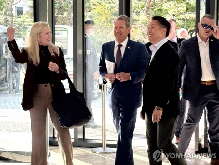 브라이언 켐프 미국 조지아 주지사(가운데)가 24일 이석희 SK온 최고경영자(CEO)와 회동하기 위해 서울 종로구 SK서린빌딩을 방문하고 있다. 사진=연합뉴스 제공