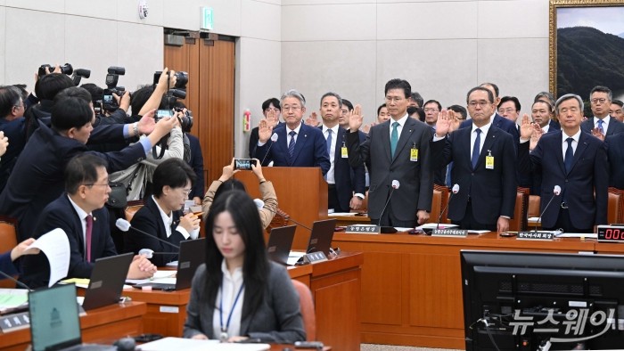 강호동 농협중앙회장이 24일 오전 서울 여의도 국회 농림축산식품해양수산위원회에서 열린 농업협동조합중앙회-농협경제지주-농협금융지주-농협은행 등에 대한 2025년도 국정감사에서 증인 선서를 하고 있다. (왼쪽부터)강 농협중앙회장, 강태영 농협은행장, 이찬우 농협금융 지주회장, 정기환 한국마사회장. 사진=강민석 기자 kms@newsway.co.kr