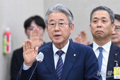 국감 찾아 증인선서 하는 강호동 농협중앙회장