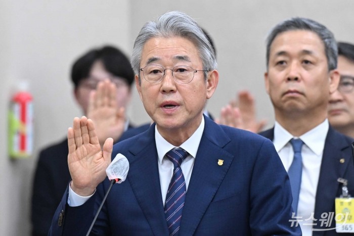 강호동 농협중앙회장이 24일 오전 서울 여의도 국회 농림축산식품해양수산위원회에서 열린 농업협동조합중앙회-농협경제지주-농협금융지주-농협은행 등에 대한 2025년도 국정감사에서 증인 선서를 하고 있다. 사진=강민석 기자 kms@newsway.co.kr