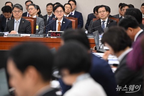 국감 질의 경청 후 미소 짓는 김정관 산업부 장관