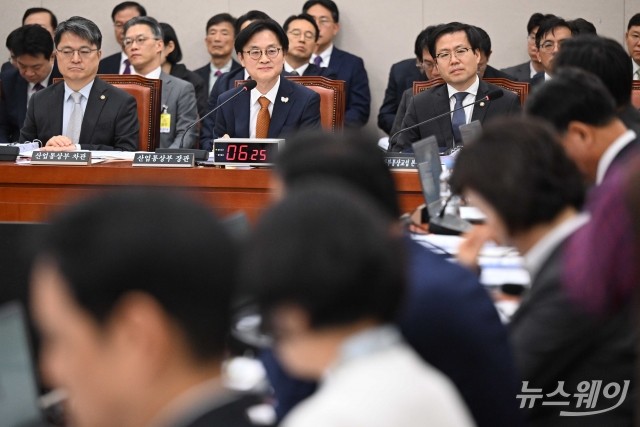 국감 질의 경청 후 미소 짓는 김정관 산업부 장관
