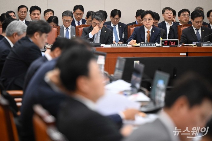김정관 산업통상부 장관이 24일 오전 서울 여의도 국회 산업통상자원중소벤처기업위원회에서 열린 산업통상부 등에 대한 2025년도 종합 국정감사에서 의원의 질문을 경청하고 있다. 사진=강민석 기자 kms@newsway.co.kr