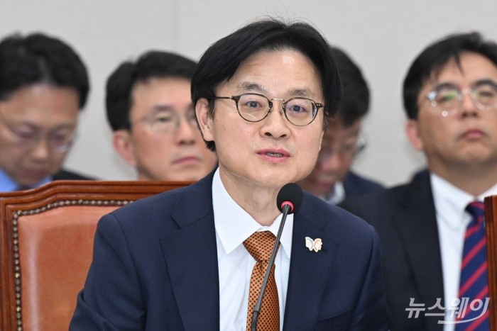 김정관 산업통상부 장관이 24일 오전 서울 여의도 국회 산업통상자원중소벤처기업위원회에서 열린 산업통상부 등에 대한 2025년도 종합 국정감사에서 의원의 질문에 답변을 하고 있다. 사진=강민석 기자 kms@newsway.co.kr